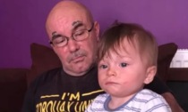 Bambino di 2 anni muore di stenti tra le braccia del papà (stroncato da un infarto)