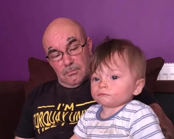 Bambino di 2 anni muore di stenti tra le braccia del papà (stroncato da un infarto)