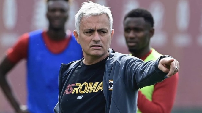 José Mourinho ha mangiato il panettone, ma non le chiacchiere