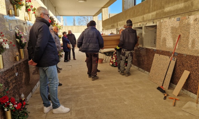 Il feretro viene messo nel loculo sbagliato, seppellito due volte in poche ore