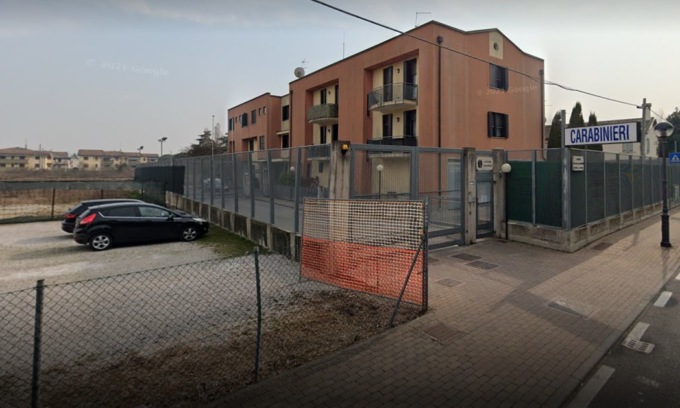 Mentre sta denunciando la ex collega stalker lei le distrugge l’auto fuori dalla caserma dei carabinieri