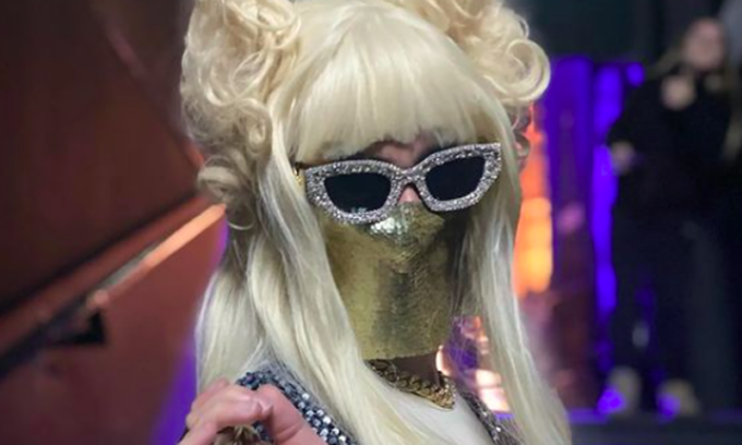 Branco di ragazzini accerchia e pesta una drag queen in pieno centro a Torino