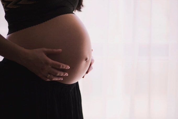Mantova, picchia la moglie incinta davanti al figlio di 4 anni. A Treviglio litiga con la fidanzata e spara in casa