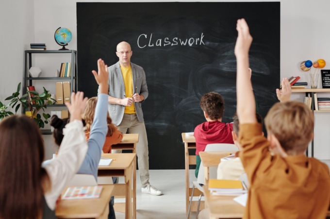 Asterisco e schwa vietati nelle comunicazioni della scuola: la circolare del Ministero