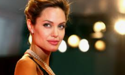 Credeva di chattare con Angelina Jolie: acquista un'auto da 50mila euro, ma è tutta una truffa