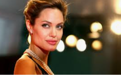 Credeva di chattare con Angelina Jolie: acquista un’auto da 50mila euro, ma è tutta una truffa