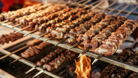 Si fa spedire in Svizzera 72.000 arrosticini dall’Abruzzo, poi sparisce senza pagare