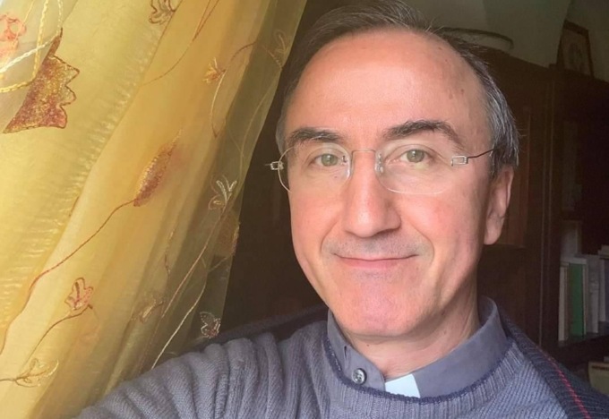 “Amo una donna, la sposerò”: il prete lascia la parrocchia con un messaggio su Facebook