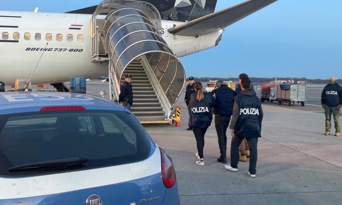 Calci e pugni ai passanti col Corano in mano: “Infedeli”. Espulso dall’Italia