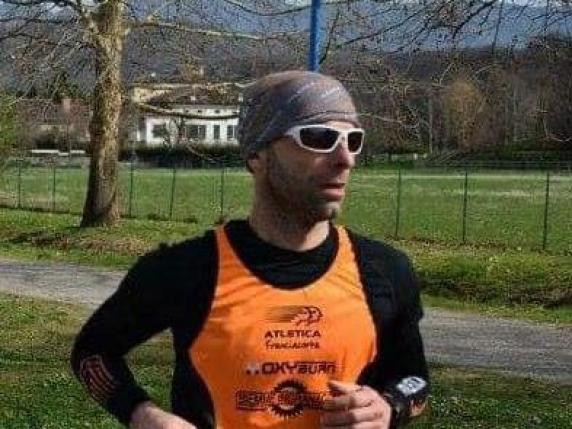Scomparso da due giorni, runner trovato morto: è precipitato per 100 metri in un canalone