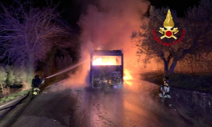 Autobus prende fuoco, la conducente salva 15 passeggeri