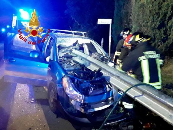 Guardrail trafigge l’auto, miracolati i 4 giovani a bordo