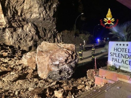 Frana sulla strada, crollano 30 metri cubi di rocce, tragedia sfiorata