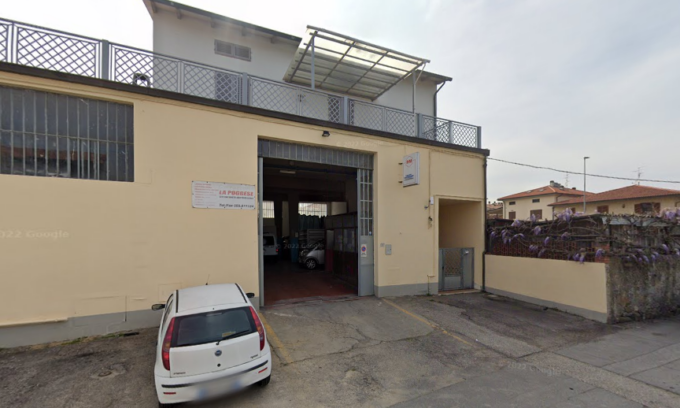 Mette la retro sul furgone, ma non vede che dietro c’è il padre: lo investe e lo uccide