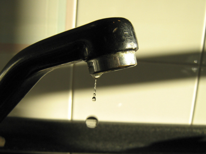 Bollette pazze: fattura da 24.000 euro per l’acqua a una 96enne