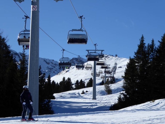 Cade dalla seggiovia, muore sciatrice 83enne