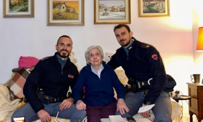 Ileana, 94 anni, si sente sola a Capodanno e chiama il 112: gli agenti vanno a casa a trovarla