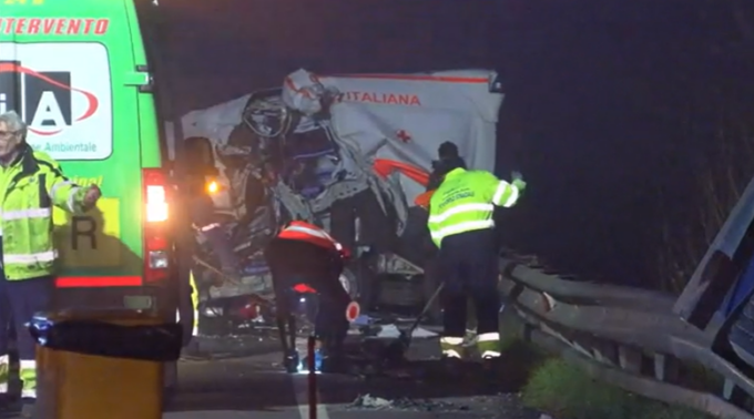 Ancora un incidente con un’ambulanza: tre morti nello schianto con un Tir, l’autista era al primo giorno di lavoro