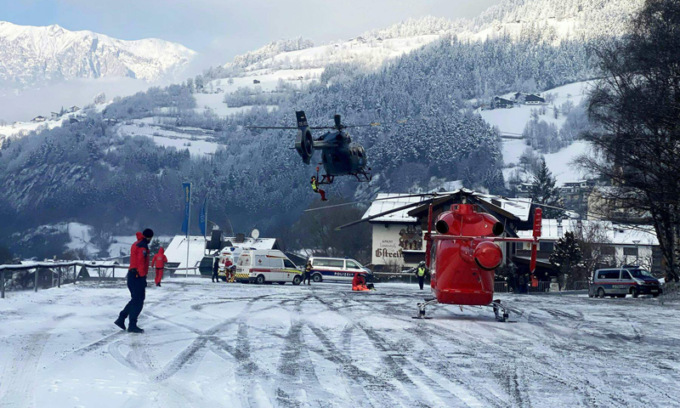 Albero si abbatte sui cavi della funivia, precipita una cabina: quattro feriti gravi