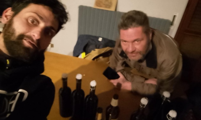 Fa un selfie con l’amico, poi lo accoltella al cuore e lo uccide
