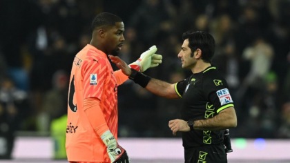 Cori razzisti contro Maignan, identificato un tifoso: cosa rischia. L’arbitro poteva sospendere la partita? Cosa dice il regolamento
