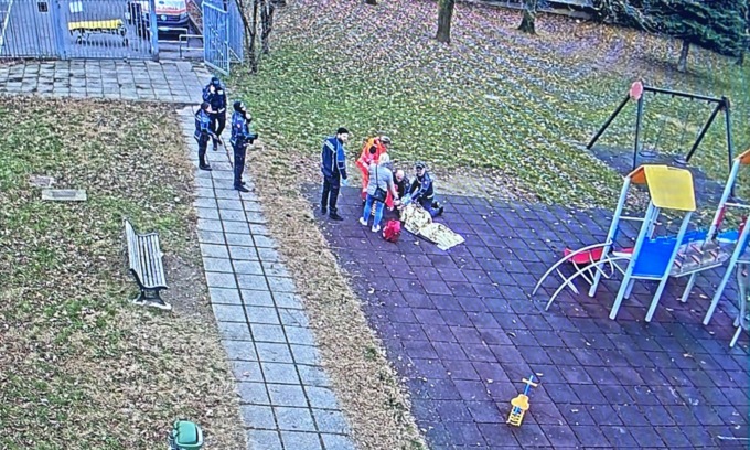 Rischia di morire davanti ai figli di 3 e 5 anni, i vigili vedono il malore in “diretta” e salvano la giovane mamma