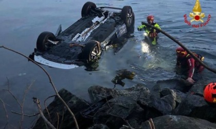 Finiscono nel lago con il Suv dopo un volo di 40 metri: morta una donna, pompiere eroe salva il marito e un parente