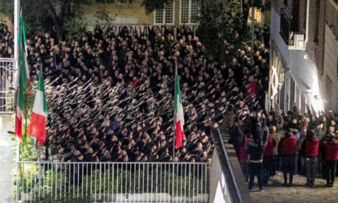 Il saluto romano resta reato, ma… Intanto è bufera sul calendario dell’esercito: “Celebra il Ventennio”