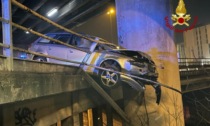Auto sfonda il guardrail e rimane in bilico nel vuoto (sullo stesso ponte della tragedia di Mestre)