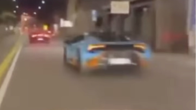 La “gara” tra supercar a Milano finisce malissimo: il video