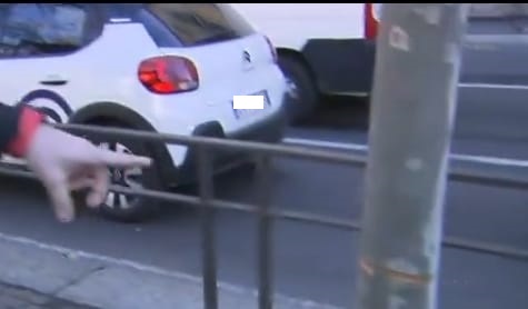 Tira un cavo d’acciaio sulla strada per scherzo, arrestato per tentata strage e attentato alla sicurezza