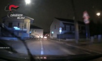 Minorenne fugge dai carabinieri su un'auto rubata e si schianta: il video dell'inseguimento