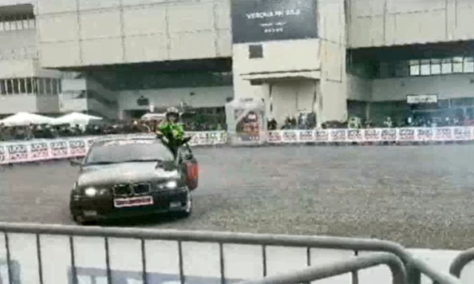 Paura al Motor Bike Verona: il video dell’auto dello stuntman contro gli spettatori, dieci feriti