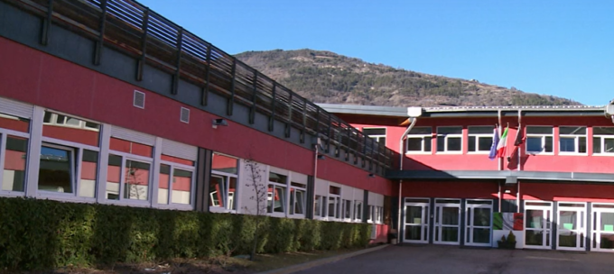 “Gli darei fuoco come Giovanna D’Arco”: professore nella bufera dopo il post shock sugli studenti