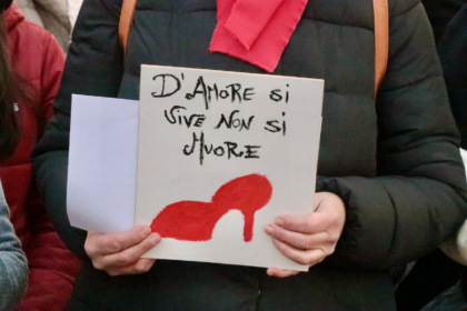 Porta la moglie in ospedale: “E’ caduta dalle scale”. Marito fermato per omicidio