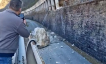 Frana nella Valle del Brenta vicentina: il video dei massi giganti sulla strada e sulla ferrovia
