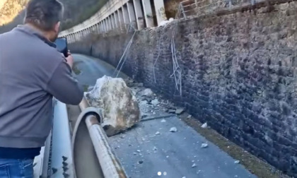 Frana nella Valle del Brenta vicentina: il video dei massi giganti sulla strada e sulla ferrovia