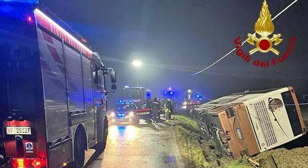 Bus si ribalta al ritorno dai fuochi di Capodanno, oltre trenta feriti