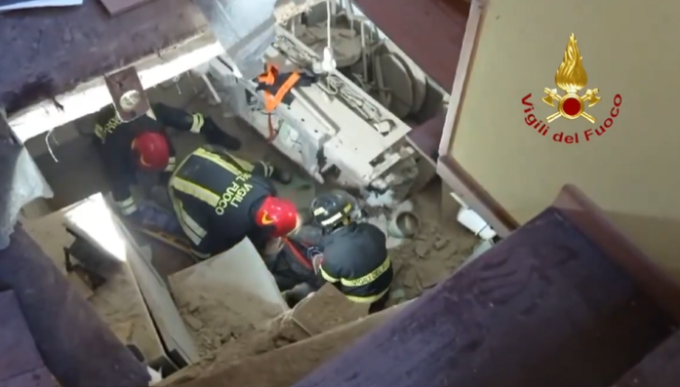 Crolla il solaio di un’abitazione: il video dell’uomo estratto dalle macerie