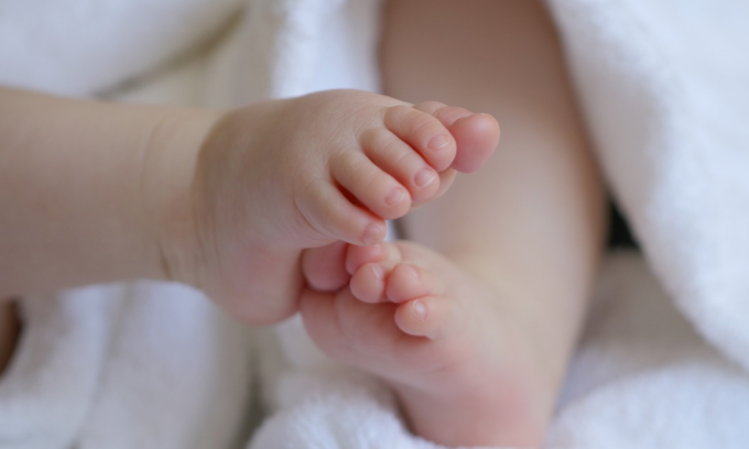 Neonato abbandonato in un cassonetto chiuso in un sacchetto