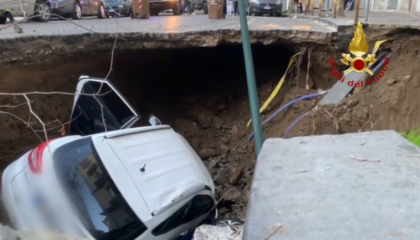 Napoli: voragine inghiotte due auto con i conducenti a bordo, palazzo evacuato