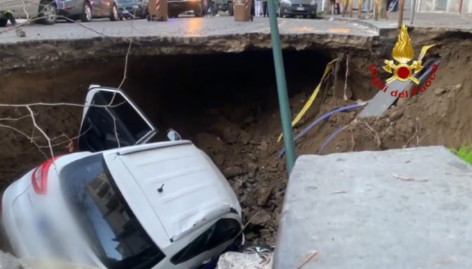 Napoli: voragine inghiotte due auto con i conducenti a bordo, palazzo evacuato