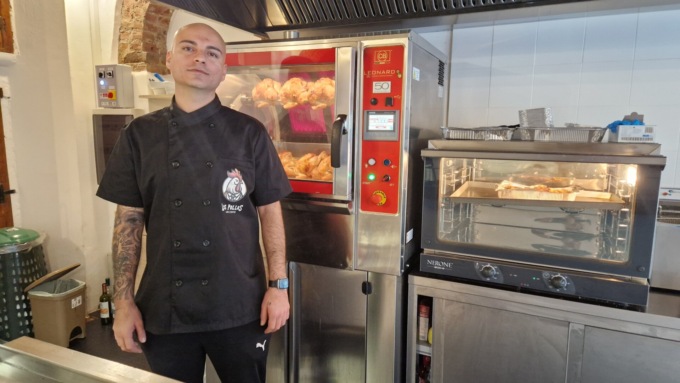 Arrivò in Italia su un barcone quando aveva 5 anni e ora ha aperto un negozio di gastronomia