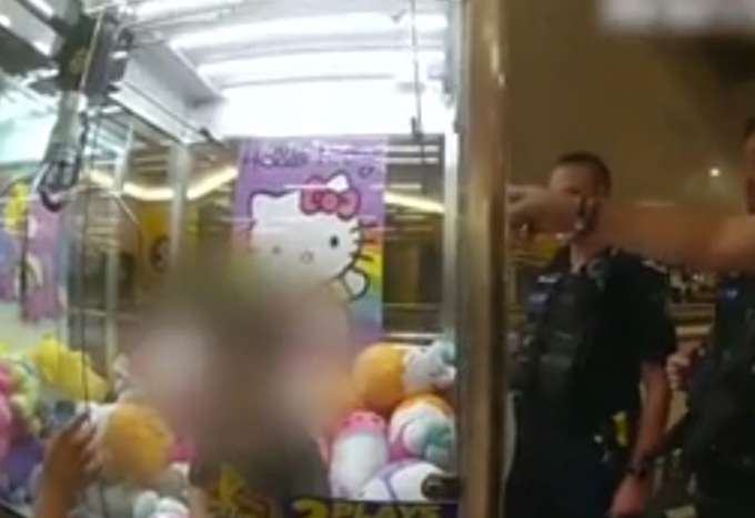 Ma come ha fatto a finire lì? Bambino di 3 anni incastrato nella macchinetta pesca pupazzi. Il video del salvataggio
