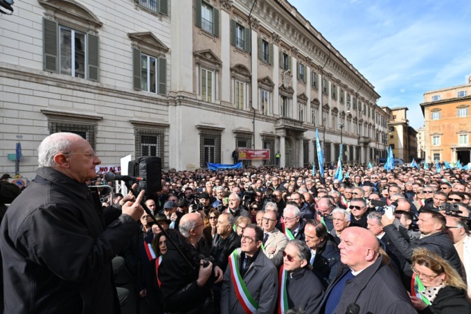 De Luca Masaniello, la protesta contro il Governo finisce con una “stron..” alla Meloni