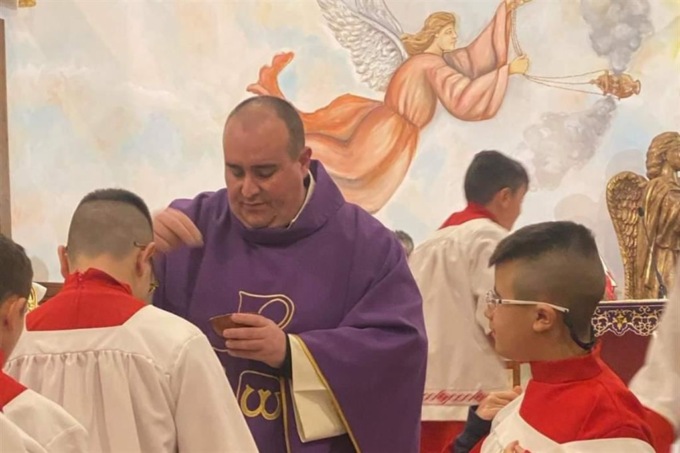 Attentato al prete durante la Messa: candeggina al posto del vino, il sacerdote accusa un malore