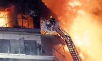 Incendio Valencia: il video del pompiere che si butta dal palazzo per salvarsi dalle fiamme