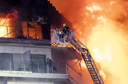 Incendio Valencia: il video del pompiere che si butta dal palazzo per salvarsi dalle fiamme