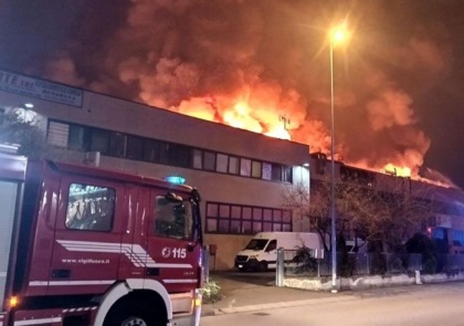 Un altro maxi incendio in Brianza: cinque capannoni distrutti dalle fiamme