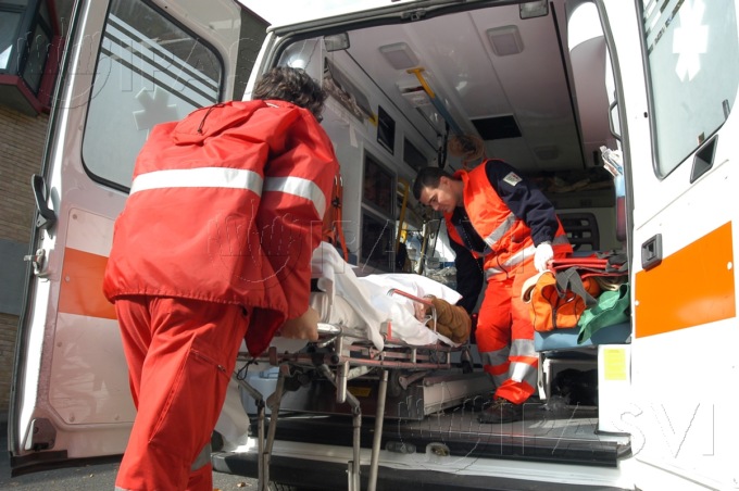 Rischia di morire dissanguata dopo un incidente, vigile del fuoco le salva la vita… con una sciarpa